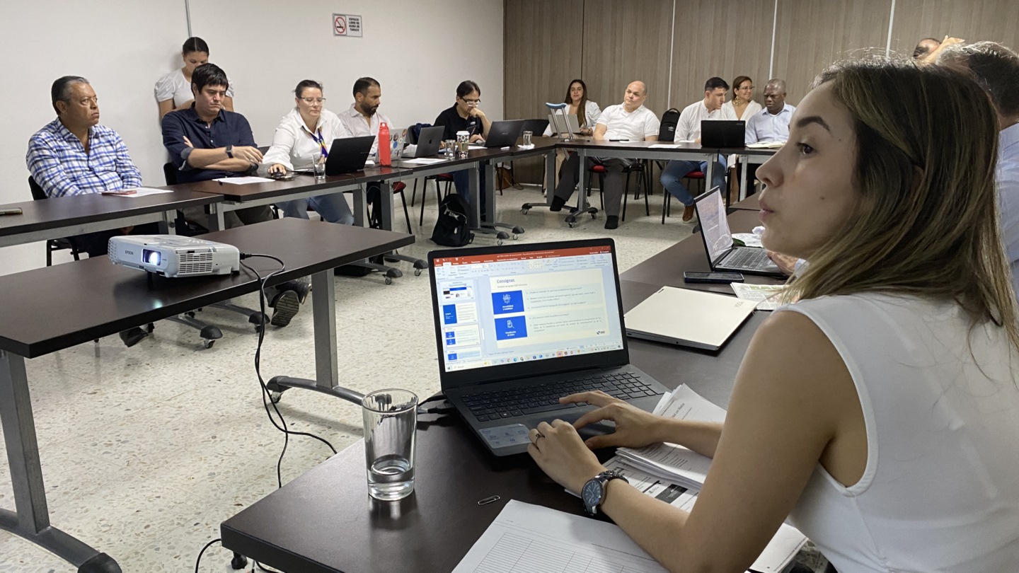 Grupo de personas participantes en taller de experiencia de usuario